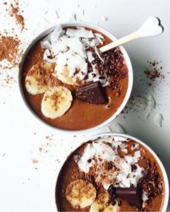 Chocolat épais à la banane et aux noisettes
