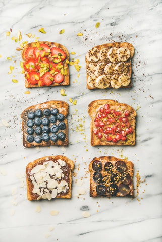 toast vegan avec des fruits et graines